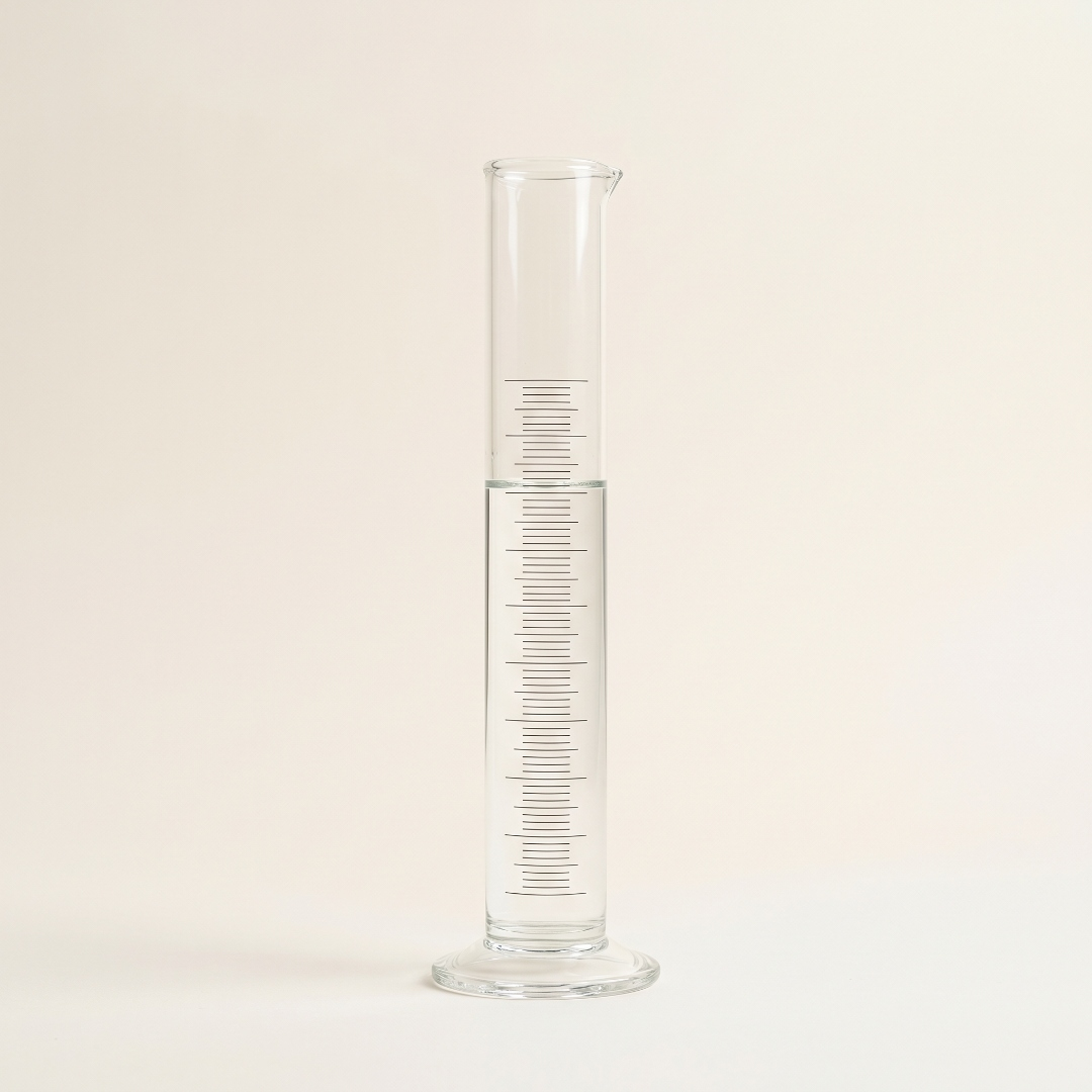Mätcylinder av glas med tydliga graderingar.