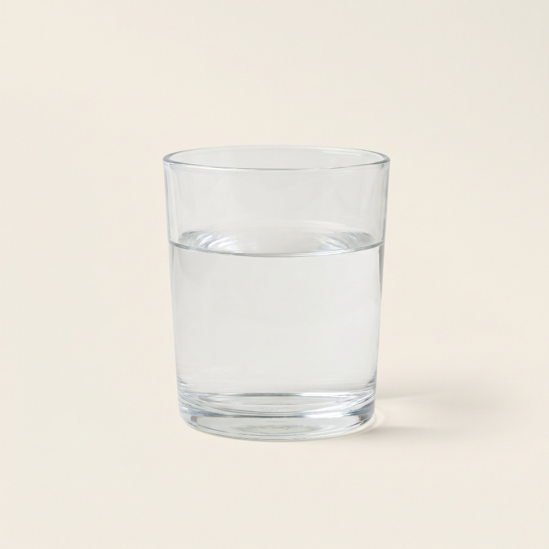 Glas med klart vatten.